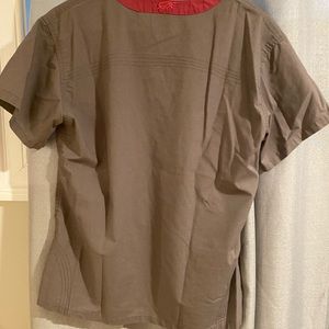 Grey scrub top- pink collar